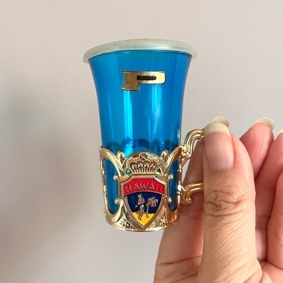 Vintage Hawaii Red Blue Plastic Salt & Pepper Shakers - made in Japan 🇯🇵 - Picture 5 of 11